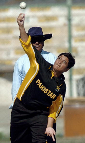 Karachi, PAKISTAN:  Pakistani bowler Sajjida Shah bowls during the second Women's Asia Cup match against India at the National Stadium in Karachi, 30 December 2005.  India won by 193 runs. AFP PHOTO/ Rizwan TABASSUM  (Photo credit should read RIZWAN TABASSUM/AFP/Getty Images)
